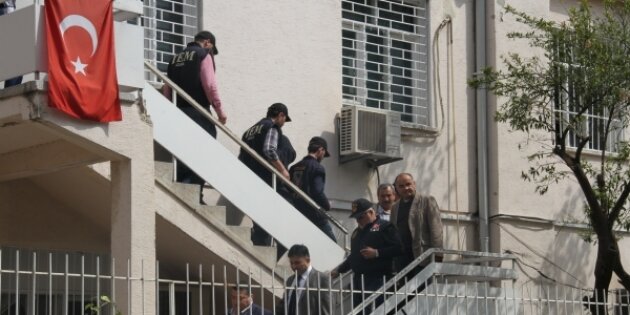 Adana'da gözaltına alınan polisler adliyeye sevk edildi