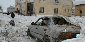 Yüksekova'da PKK bombası: 3 araç ve 1 ev hasar gördü