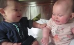 İki bebeğin birbiriyle konuşması