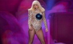 Lady Gaga sahnede soyundu
