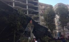 Taksim'de inşaat iskelesinin çökme anı