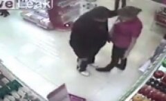 Markette çalışan görevli kadına saldırınca