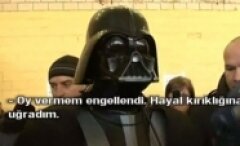 Milletvekili adayı oy kullanmaya Darth Vader kostümüyle geldi!