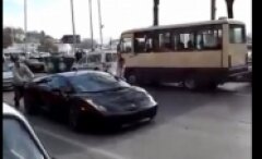 İstanbul trafiğinde Lamborghini itekleyen insanlar