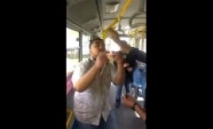 Halk otobüsünde çılgınca dans eden adamlar