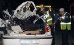 Virajı alamayan otomobil TIR'ın altına girdi: 4 ölü, 2 yaralı 