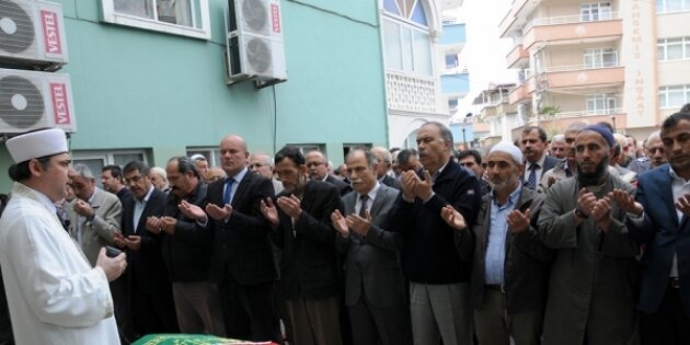 Balkondan düşüp hayatını kaybeden akademisyen Samsun'da toprağa verildi