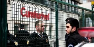 Cumhuriyet Gazetesi önünde 3 gözaltı