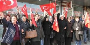 Babuşçu'ya siyah çelenkli protesto!