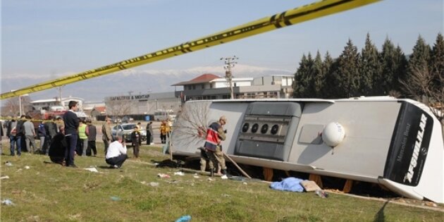 Yolcu otobüsü ile minibüs çarpıştı: 34 yaralı