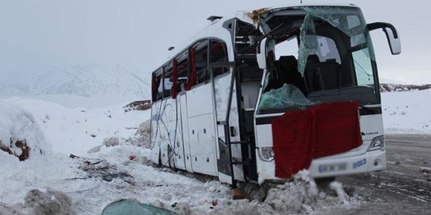 Malatya'da yolcu otobüsü devrildi! Ölü ve yaralılar var!