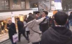 Özgecan protestosunda kadınlar küfür eden adamı dövdü