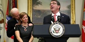 Ashton Carter'ın yemin töreninde skandal hareket!