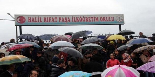 O okulun önünde protesto