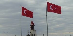 Yıldızsız Türk bayrağını göndere çektiler!