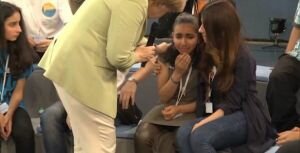 Merkel Filistinli mülteci kızı ağlattı!