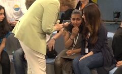 Merkel Filistinli mülteci kızı ağlattı!