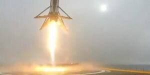 SpaceX'in Falcon roketi okyanustaki platforma dik inemedi