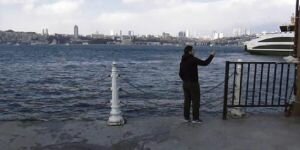 Üsküdar sahilinde selfie çeken turist denize düştü
