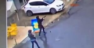 İstanbul Bayrampaşa'da çevik kuvvete saldırı anı kamerada