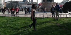 Bıçaklı genç kız, Taksim’i karıştırdı