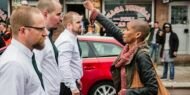 İsveç'te bir kadın, neo-Nazi yürüyüşünü sağ yumruğuyla deldi